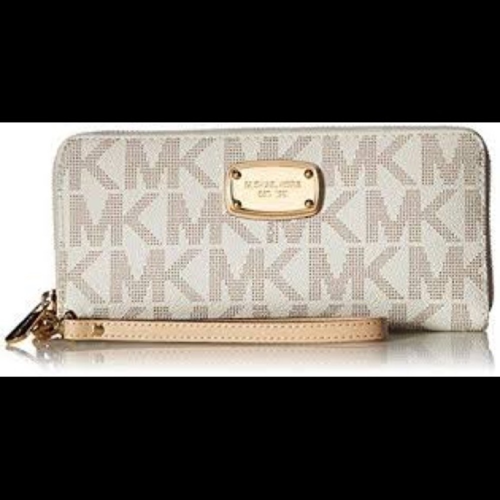 Vanilla micheal kors wristlet wallet